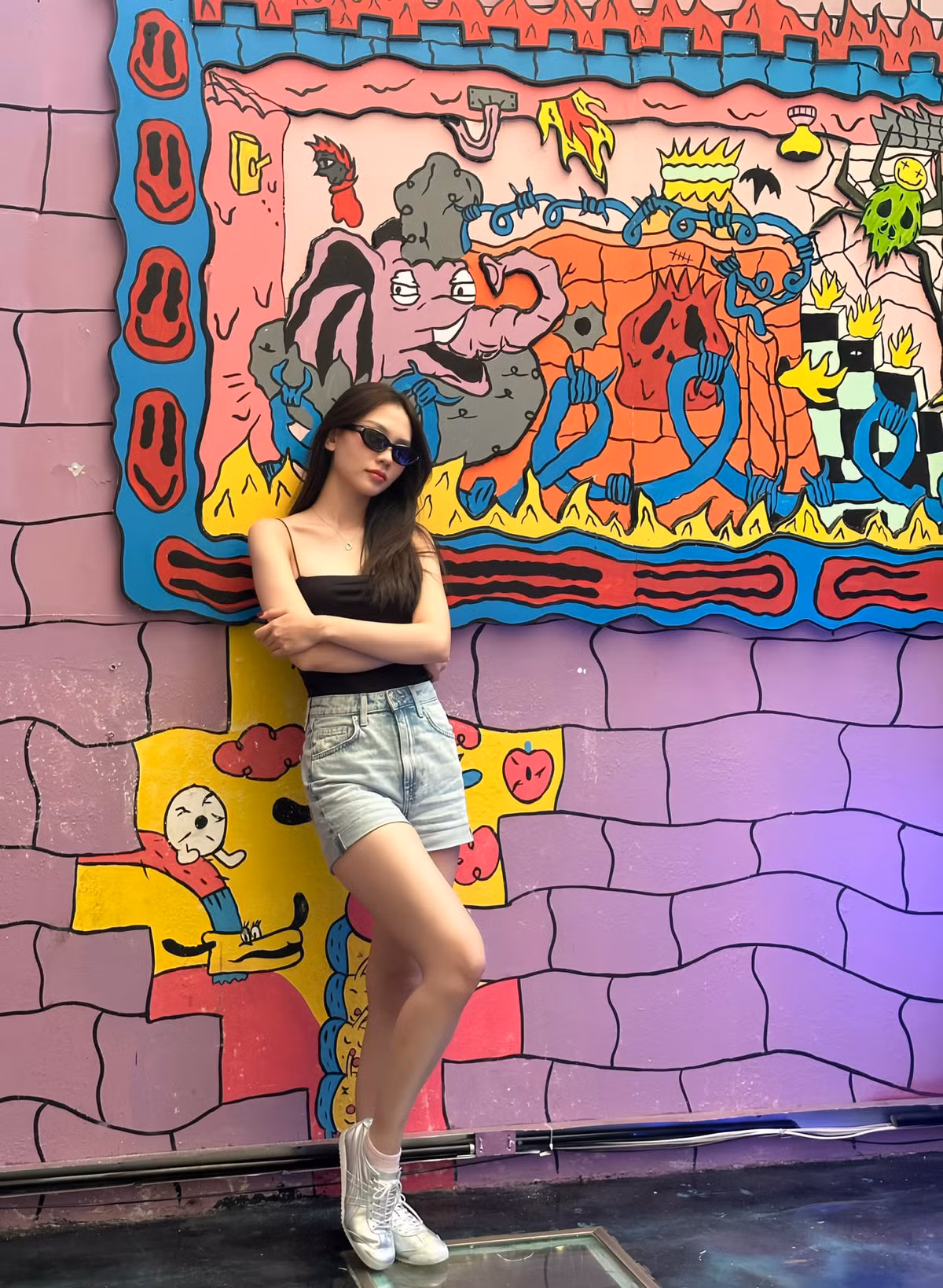 Với Item quần ngắn cho mùa hè, nhiều chị em chắc chắn sẽ học hỏi Mai Phương để có những bức ảnh đẹp "cúng" Facebook.