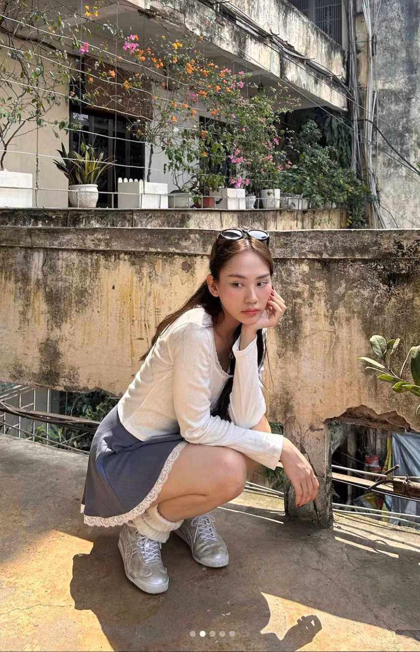 Bên cạnh đó, nếu không phải quần short thì váy ngắn cũng là kiểu đồ người đẹp thường diện để "chống nắng". Ngoài tác dụng tạo sự thoải mái, item này còn có tác dụng tôn lên đôi chân thon dài.