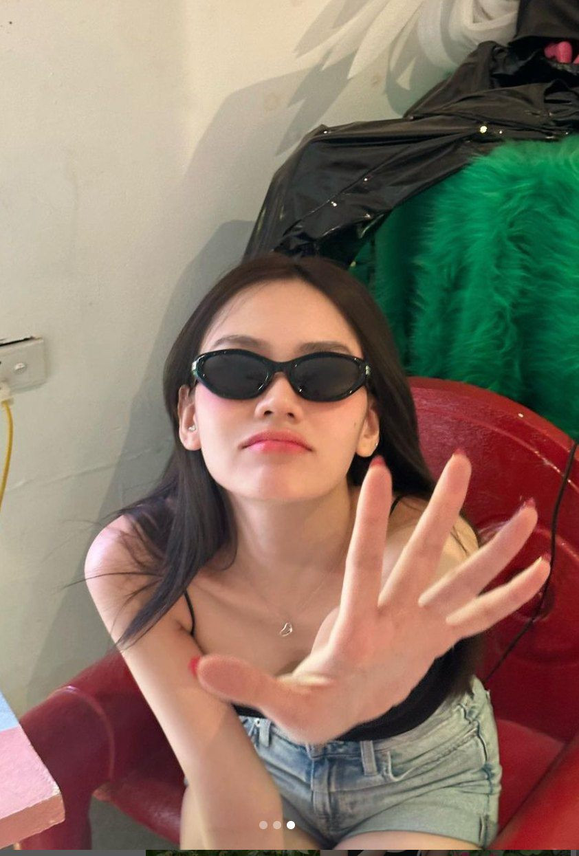 Mới đây, Mai Phương đăng tải outfit cùng quần short ngắn và áo hai dây, vào thời tiết oi ả của Sài Gòn những ngày gần đây thì thật sự đây chính là bộ cánh "giải nhiệt" phù hợp.