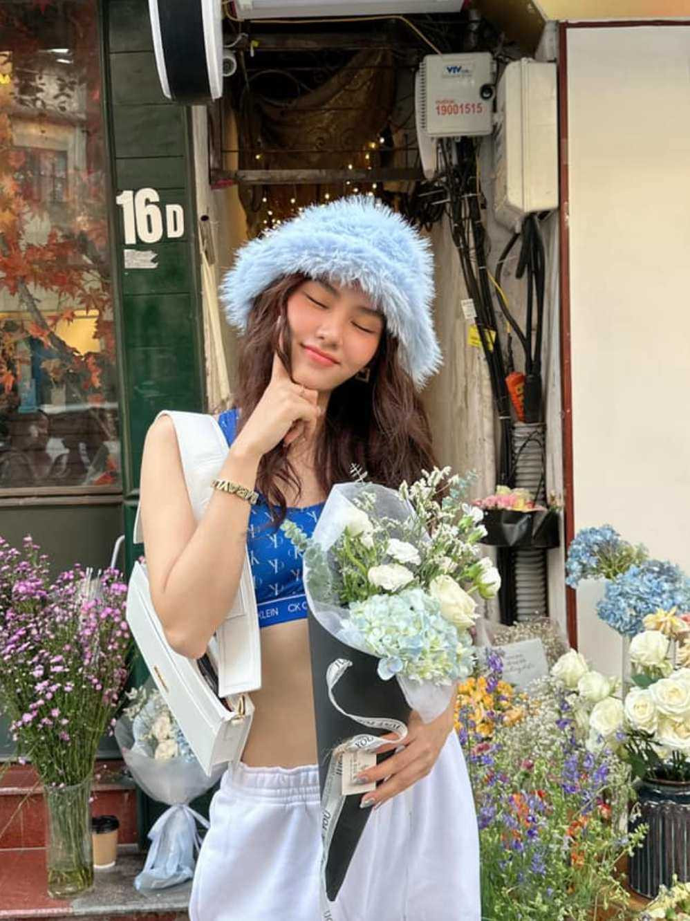 Người đẹp không quên tạo điểm nhấn với chiếc mũ lông ấn tượng.