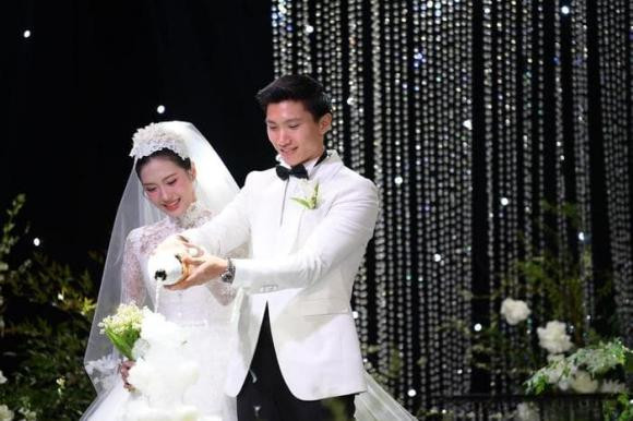 Điều bất ngờ hơn cả là nhiều khán giả còn phát hiện ra rằng Đoàn Văn Hậu và Doãn Hải My cực giống nhau về khuôn mặt và nhiều chi tiết mắt, môi, mũi... Có vẻ như nhân duyên này đã được định từ lâu. Vẻ ngoài khi bé đã có tướng phu thê thế này thì bảo sao lớn lên không tìm nhau.