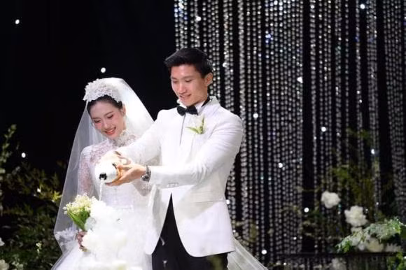 Điều bất ngờ hơn cả là nhiều khán giả còn phát hiện ra rằng Đoàn Văn Hậu và Doãn Hải My cực giống nhau về khuôn mặt và nhiều chi tiết mắt, môi, mũi... Có vẻ như nhân duyên này đã được định từ lâu. Vẻ ngoài khi bé đã có tướng phu thê thế này thì bảo sao lớn lên không tìm nhau.