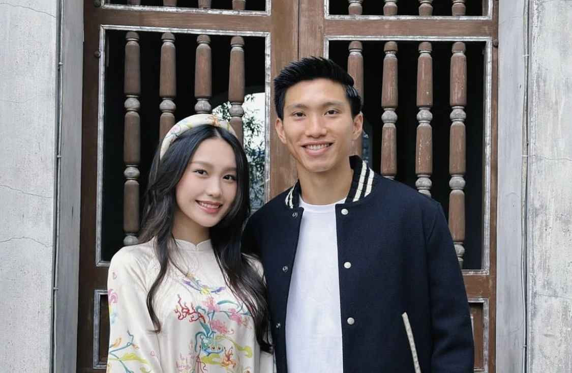 Sau đó, cặp đôi này có màn cầu hôn vô cùng lãng mạn.