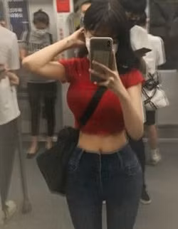 Tuy nhiên, Mộc Lâm Tiểu Nhã cũng than phiền rằng, vì ảnh chụp quá bắt mắt, cô thường bị người khác đánh cắp ảnh để làm hình ảnh đại diện trên các nền tảng hẹn hò.