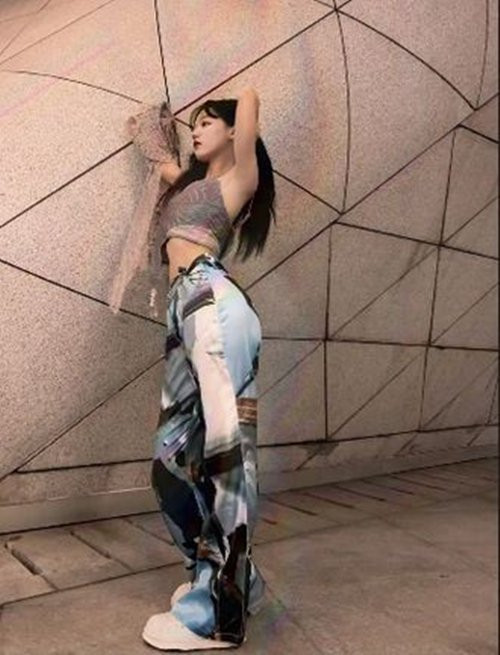 Một lần nữa, Mộc Lâm Tiểu Nhã lại khiến cư dân mạng "dậy sóng" bởi vòng eo con kiến "phản khoa học" của mình.