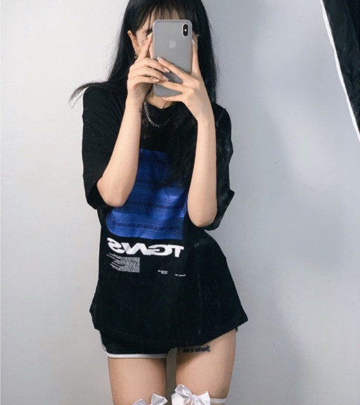 Mộc Lâm Tiểu Nhã thường chia sẻ những bức ảnh với trang phục, phong cách thời trang hàng ngày của mình trên Douyin và Weibo thu hút nhiều người hâm mộ.