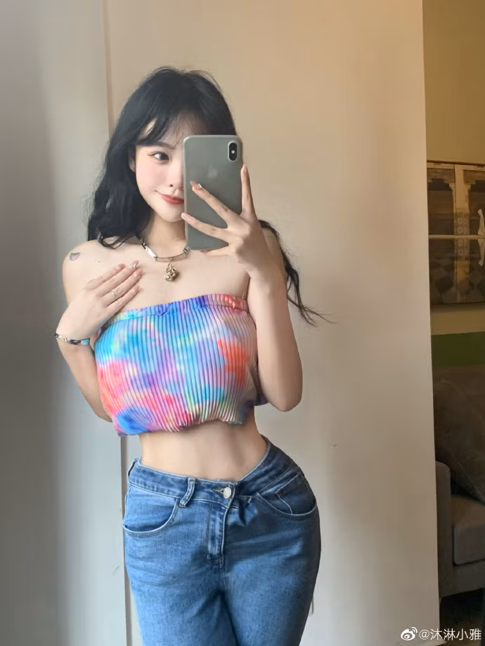 Theo tìm hiểu, Mộc Lâm Tiểu Nhã cao 1m63, chiều cao không quá xuất sắc nhưng cô sở hữu vòng một gợi cảm, vòng ba khá săn chắc và vòng eo đặc biệt thon gọn.