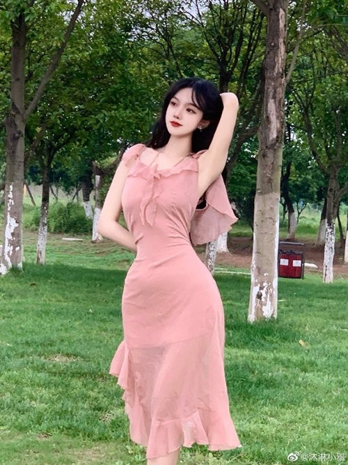 Đa số cư dân mạng cho rằng, Mộc Lâm Tiểu Nhã xinh đẹp và nóng bỏng một cách "vô thực". Theo họ, sự xinh đẹp và dáng dấp hoàn mỹ của cô nàng thường chỉ tồn tại trong truyện tranh, phim hoạt hình, khó có thể tồn tại một phiên bản thật.