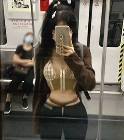 Nhờ nhan sắc và thân hình đẹp miễn bàn của mình, Mộc Lâm Tiểu Nhã thu hút tới hơn 380.000 người hâm mộ chỉ tính riêng trên nền tảng Douyin (Tiktok phiên bản Trung Quốc).