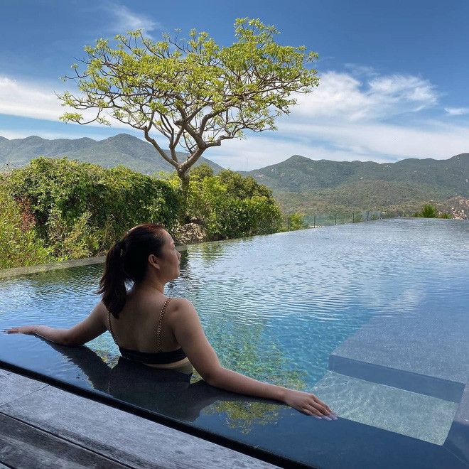 Đặc biệt hơn, Thúy Kiều còn chứng minh khả năng vào vai "người chơi hệ" du lịch xịn xò, hưởng thụ, chụp hình bên xế hộp... cũng chẳng kém Ngọc Trinh.