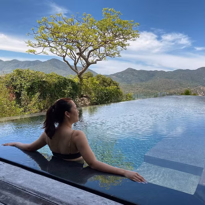 Đặc biệt hơn, Thúy Kiều còn chứng minh khả năng vào vai "người chơi hệ" du lịch xịn xò, hưởng thụ, chụp hình bên xế hộp... cũng chẳng kém Ngọc Trinh.