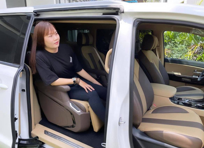 Kể từ khi làm việc cho Ngọc Trinh, Thúy Kiều khiến netizen hết lần này đến lần khác ghen tị bởi sự quan tâm, săn sóc nữ hoàng nội y dành cho cô.