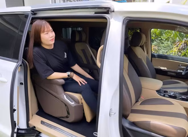 Kể từ khi làm việc cho Ngọc Trinh, Thúy Kiều khiến netizen hết lần này đến lần khác ghen tị bởi sự quan tâm, săn sóc nữ hoàng nội y dành cho cô.