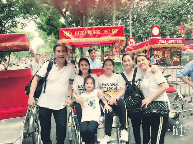 Trong chuyến Đà Lạt của đại gia đình vào đầu năm 2022, vị chủ tịch này còn thoải mái chở vợ đi chơi bằng xe máy. Ông cũng được khen ngợi vì phong cách ăn mặc trẻ trung, phong độ.