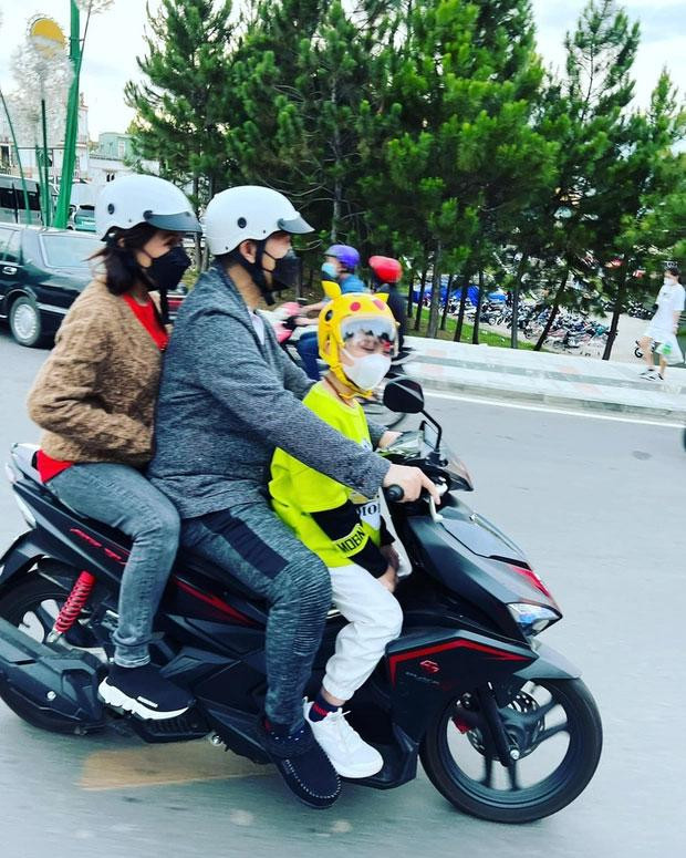 Trong bức ảnh do con trai Minh Nhựa đăng tải trên Facebook, ông Mười đã nhìn bà Tuyết bằng ánh mắt mà chỉ những người yêu nhau sâu đậm mới có.