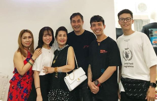 Bên dưới bức ảnh, nhiều người dùng mạng đã để lại bình luận khen ngợi lẫn thích thú với sự lãng mạn sau hơn 40 năm kết hôn của họ.