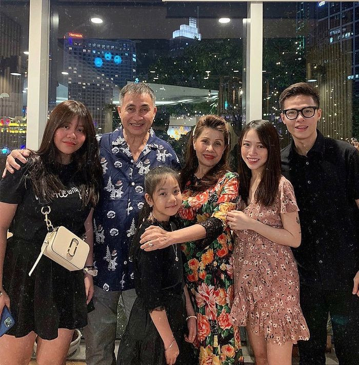 Cả gia đình Minh Nhựa sống trong một căn nhà lợp trên kênh quận 6, nhà hỏng thì rơi xuống nước.