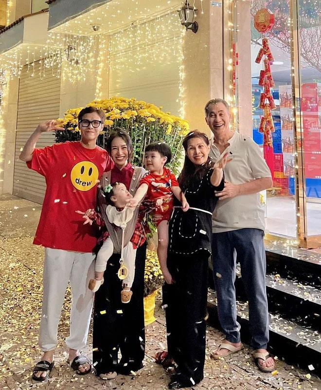 Như mới mất là chuyến du lịch với cả gia đình ở Singapore, ông Mười và bà Tuyết đã có một khoảnh khắc vô cùng tình cảm.