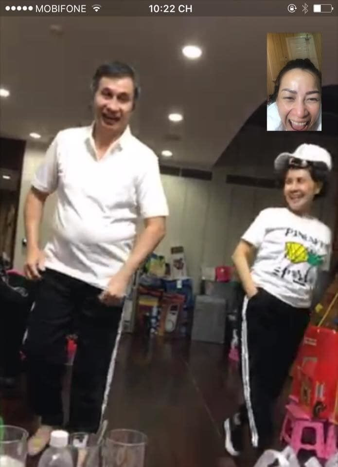 Dù thuộc hàng đại gia có tiếng, song ông Mười rất thoải mái trong việc chia sẻ hình ảnh cá nhân, những giây phút giản dị bên vợ, con cháu.