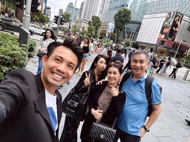 Bố mẹ đại gia Minh Nhựa đã kết hôn hơn 40 năm, có cả chắt ngoại nhưng cả 2 vẫn có những khoảnh khắc khiến hội trẻ trung ghen tị.