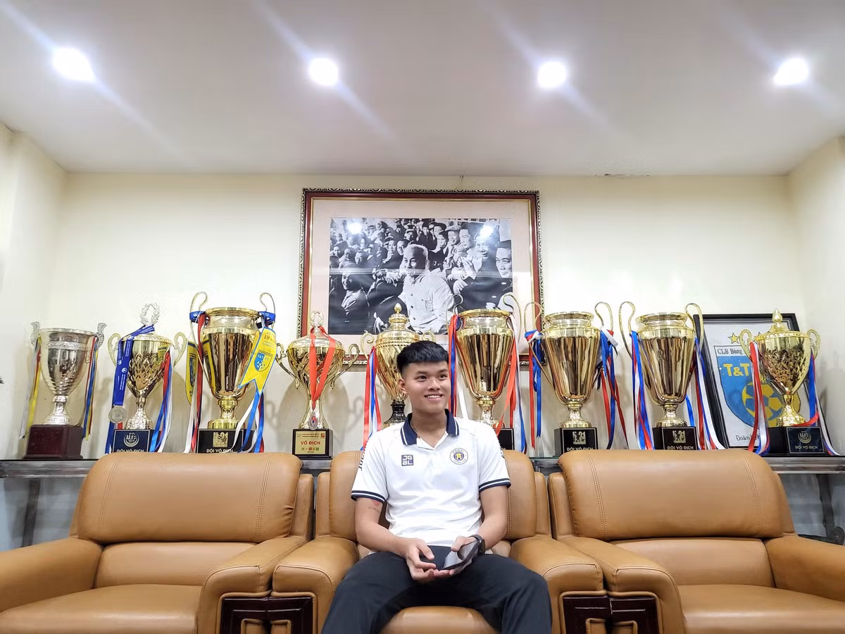 Trong cuộc phóng vấn mới đâu sau khi trở về từ Uzbekistan, cầu thủ U23 Việt Nam - Văn Tùng bị chú ý bởi hình xăm khá đặc biệt trên cánh tay của anh chàng.