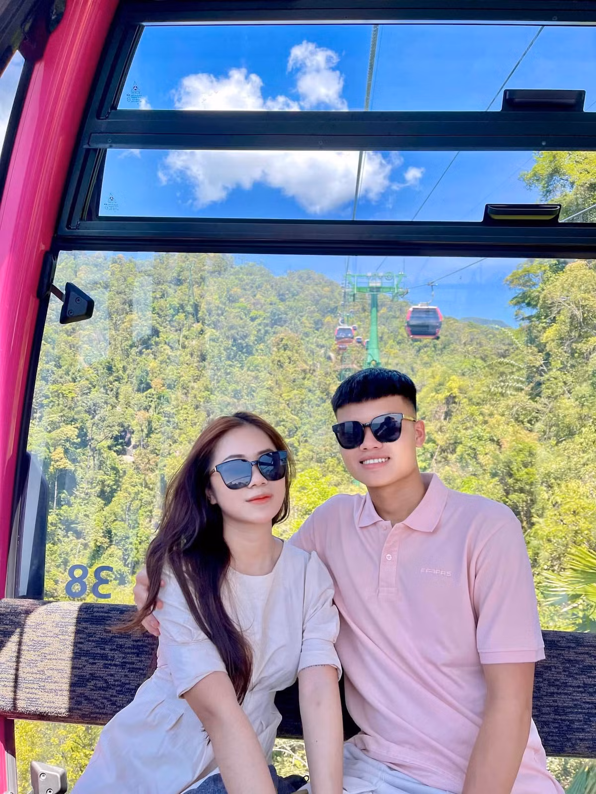 Hiện tại, Hoàng Yến đang theo học tại trường Đại học Ngoại Ngữ - Đại học Đà Nẵng. Không kém cạnh bạn trai, các tài khoản mạng xã hội của cô cũng nhận được một lượng lớn người theo dõi.