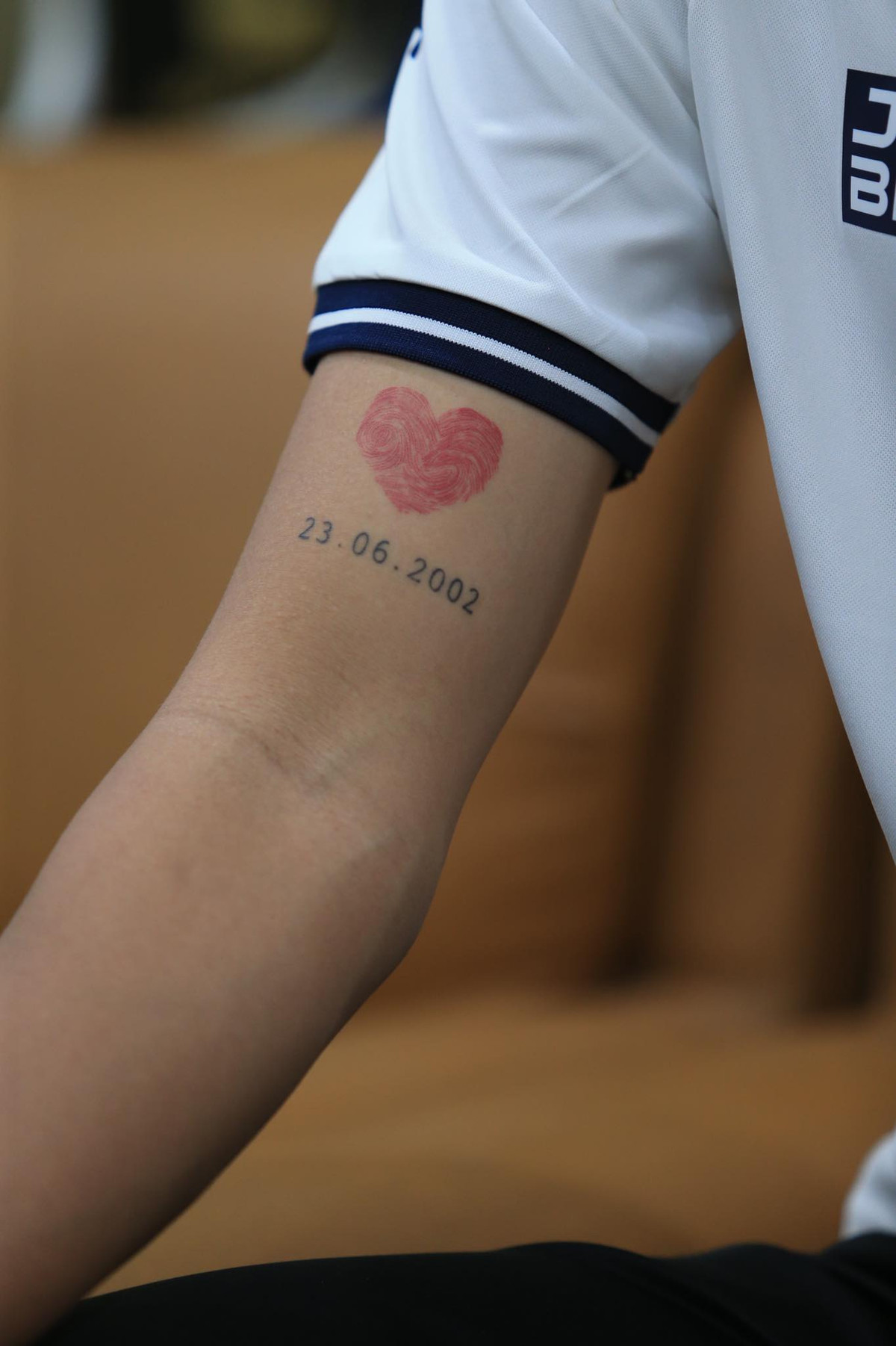 Chia sẻ với phóng viên về hình xăm trên cánh tay của mình, tiền đạo đội tuyển U23 Việt Nam này cho biết đây là ngày tháng năm sinh của bạn gái mình.