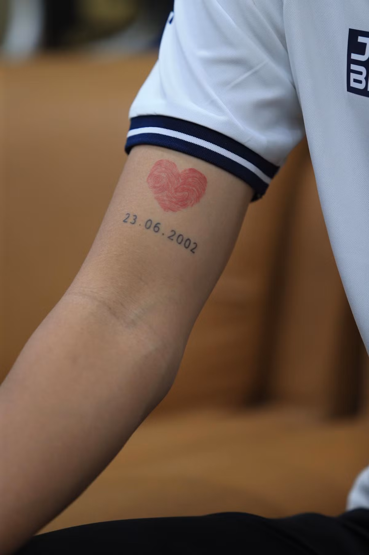 Chia sẻ với phóng viên về hình xăm trên cánh tay của mình, tiền đạo đội tuyển U23 Việt Nam này cho biết đây là ngày tháng năm sinh của bạn gái mình.