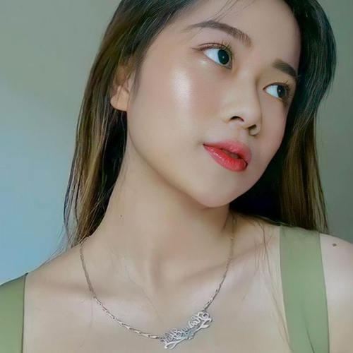 Hoàng Yến sở hữu gương mặt nhỏ nhắn, đôi mắt to tròn và sống mũi thẳng. Thế nên bức hình nào của cô cũng được netizen khen “đứ đừ” vì visual đẹp không góc chết.