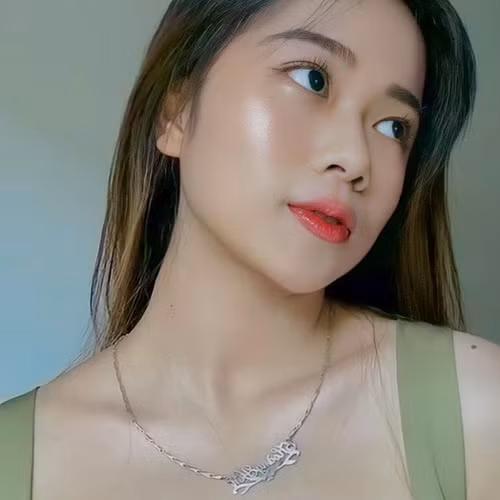 Hoàng Yến sở hữu gương mặt nhỏ nhắn, đôi mắt to tròn và sống mũi thẳng. Thế nên bức hình nào của cô cũng được netizen khen “đứ đừ” vì visual đẹp không góc chết.