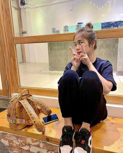 Trong đời sống thường ngày, Hoàng Yến chủ yếu hướng tới sự thoải mái trong cách ăn mặc, đúng với năng lượng trẻ trung của tuổi 20.