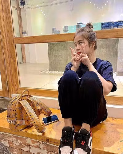 Trong đời sống thường ngày, Hoàng Yến chủ yếu hướng tới sự thoải mái trong cách ăn mặc, đúng với năng lượng trẻ trung của tuổi 20.