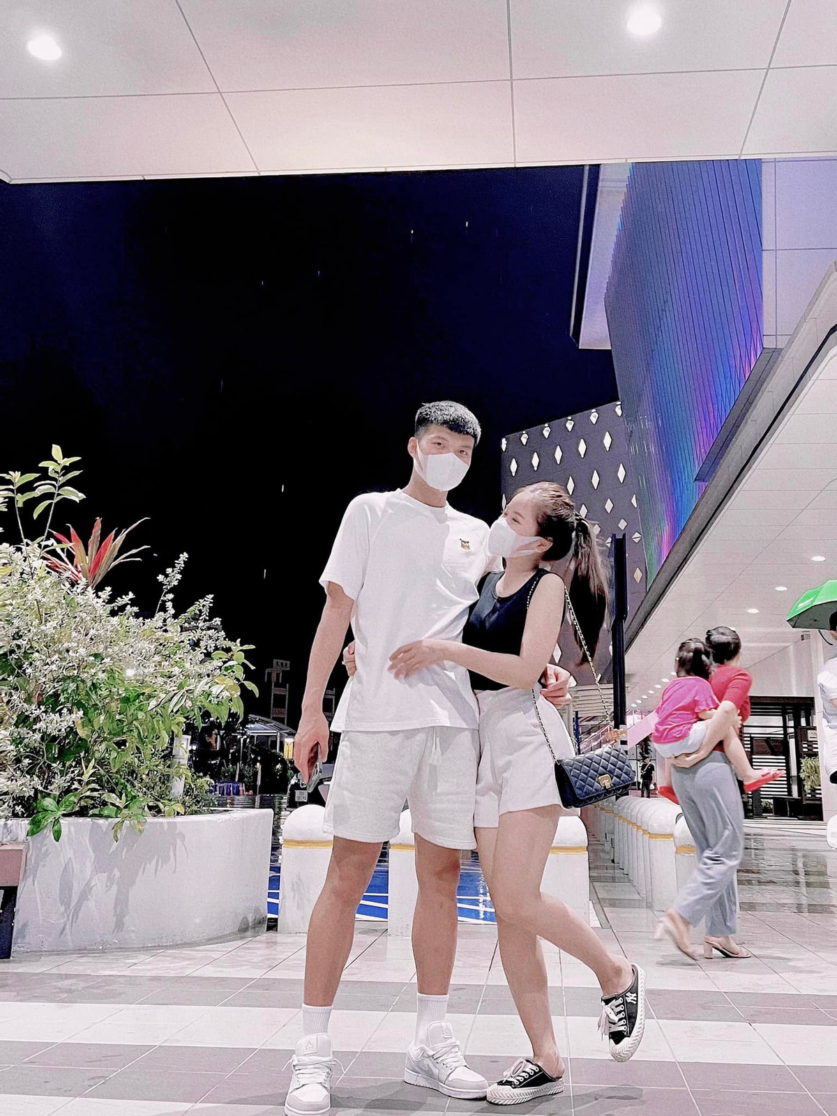 Văn Tùng thường đăng tải những bức ảnh chụp cùng bạn gái và không ngại dành nhiều câu từ ngọt ngào để nói về nàng.