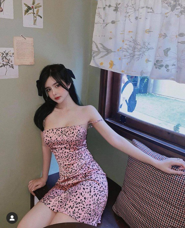 Ann Dâu được nhận xét là "búp bê đời thực" với gương mặt đẹp không chỗ chê. Bên cạnh đó, gái xinh Sài Gòn lại sở hữu thân hình cực nuột nà với số đo 3 vòng chuẩn chỉnh.