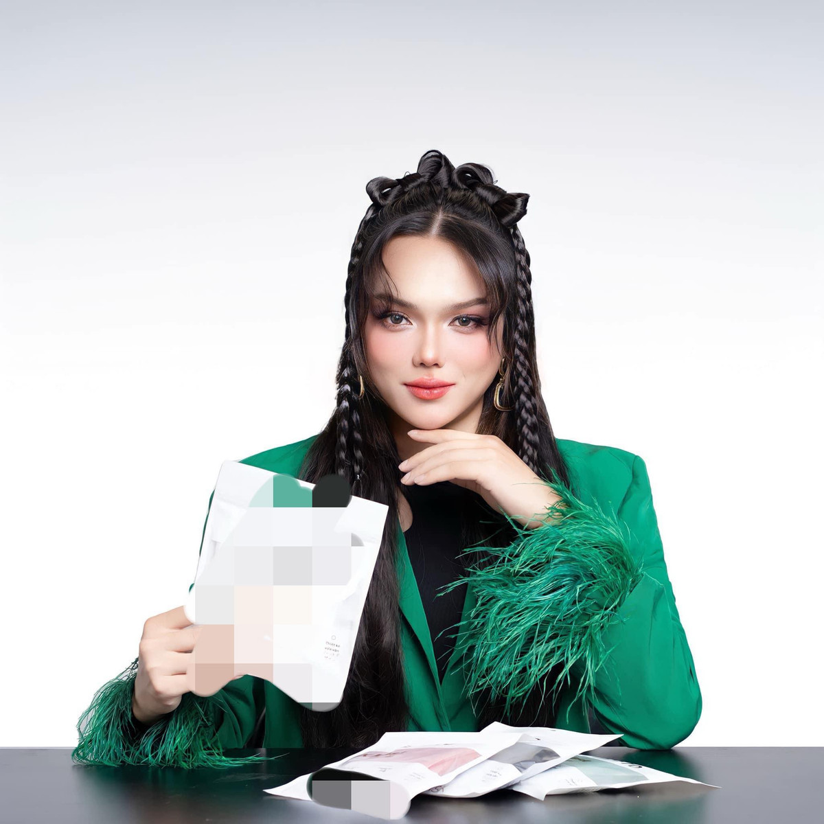 Dân mạng ngắm ảnh thực tế cũng phải giật mình, chớp mắt mấy lần mới nhận ra Phạm Thoại. Tuy vậy, đây là thực trạng chung khi hầu hết hiện nay ai cũng sử dụng các app chỉnh ảnh để bản thân được đẹp hơn trên không gian mạng, ngay cả những ngôi sao trong nước và quốc tế cũng vậy.