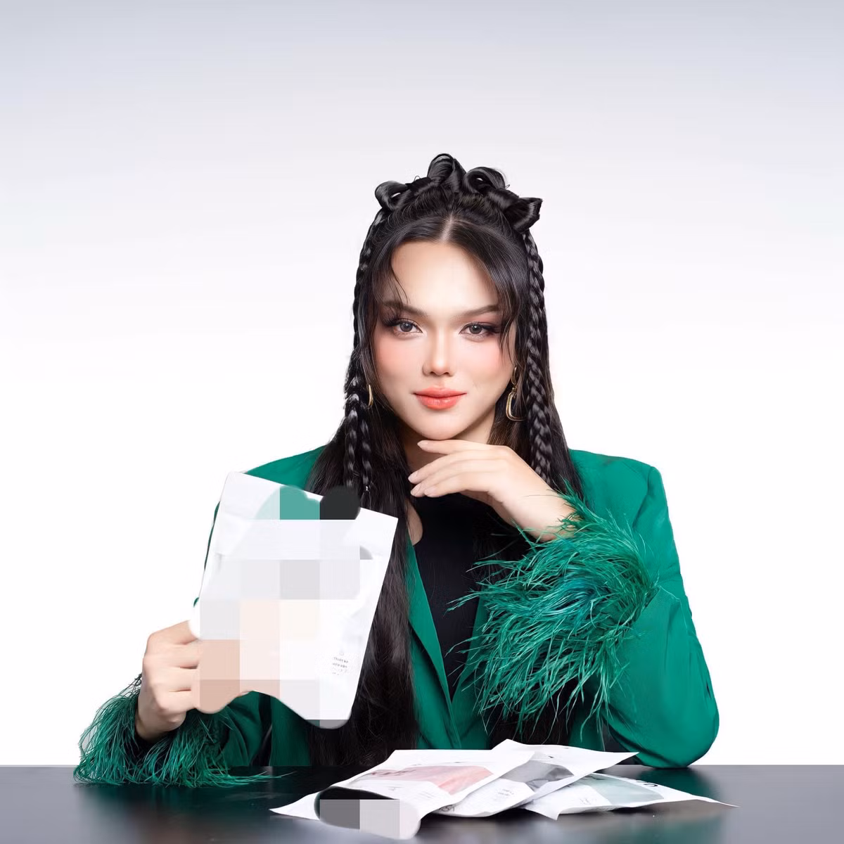 Dân mạng ngắm ảnh thực tế cũng phải giật mình, chớp mắt mấy lần mới nhận ra Phạm Thoại. Tuy vậy, đây là thực trạng chung khi hầu hết hiện nay ai cũng sử dụng các app chỉnh ảnh để bản thân được đẹp hơn trên không gian mạng, ngay cả những ngôi sao trong nước và quốc tế cũng vậy.