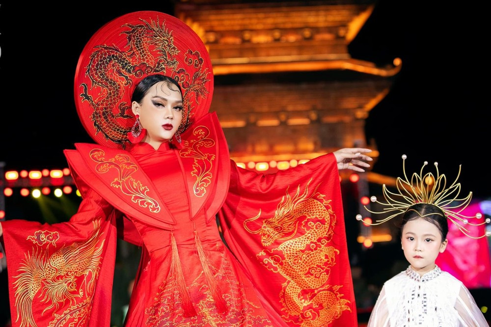 Gần đây, nam tiktoker liên tục xuất hiện với những bộ cánh “quá khủng”, lố lăng và chả giống ai. Điều này có lẽ đã giúp Phạm Thoại tạo ấn tượng mạnh mẽ trong mắt công chúng.