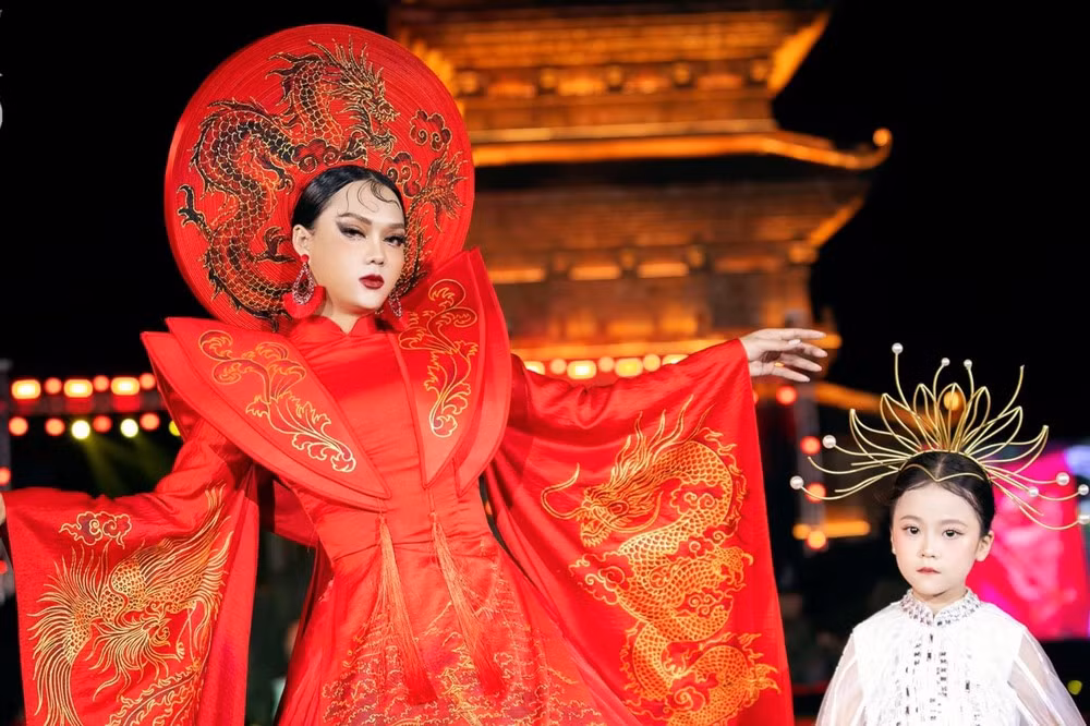 Gần đây, nam tiktoker liên tục xuất hiện với những bộ cánh “quá khủng”, lố lăng và chả giống ai. Điều này có lẽ đã giúp Phạm Thoại tạo ấn tượng mạnh mẽ trong mắt công chúng.