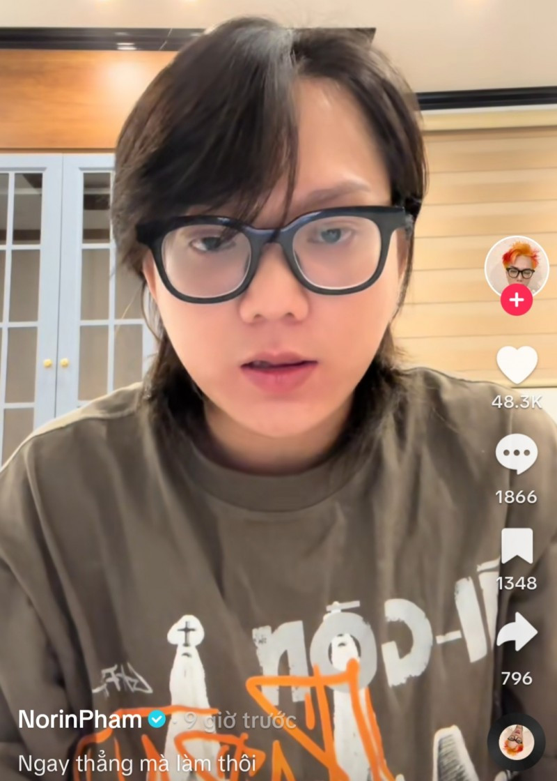 Mặc dù vướng nhiều ý kiến trái chiều song anh chàng vẫn tự tin thể hiện cá tính và mang cả những món đồ độc lạ lên thảm đỏ.