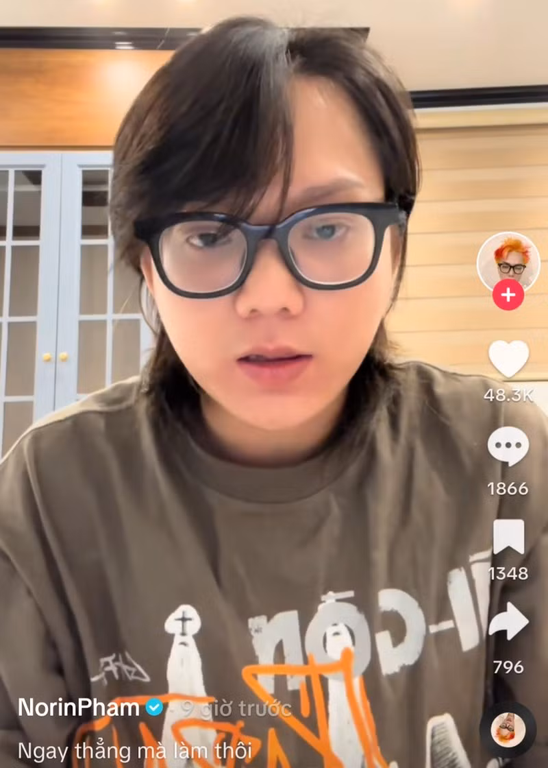 Mặc dù vướng nhiều ý kiến trái chiều song anh chàng vẫn tự tin thể hiện cá tính và mang cả những món đồ độc lạ lên thảm đỏ.