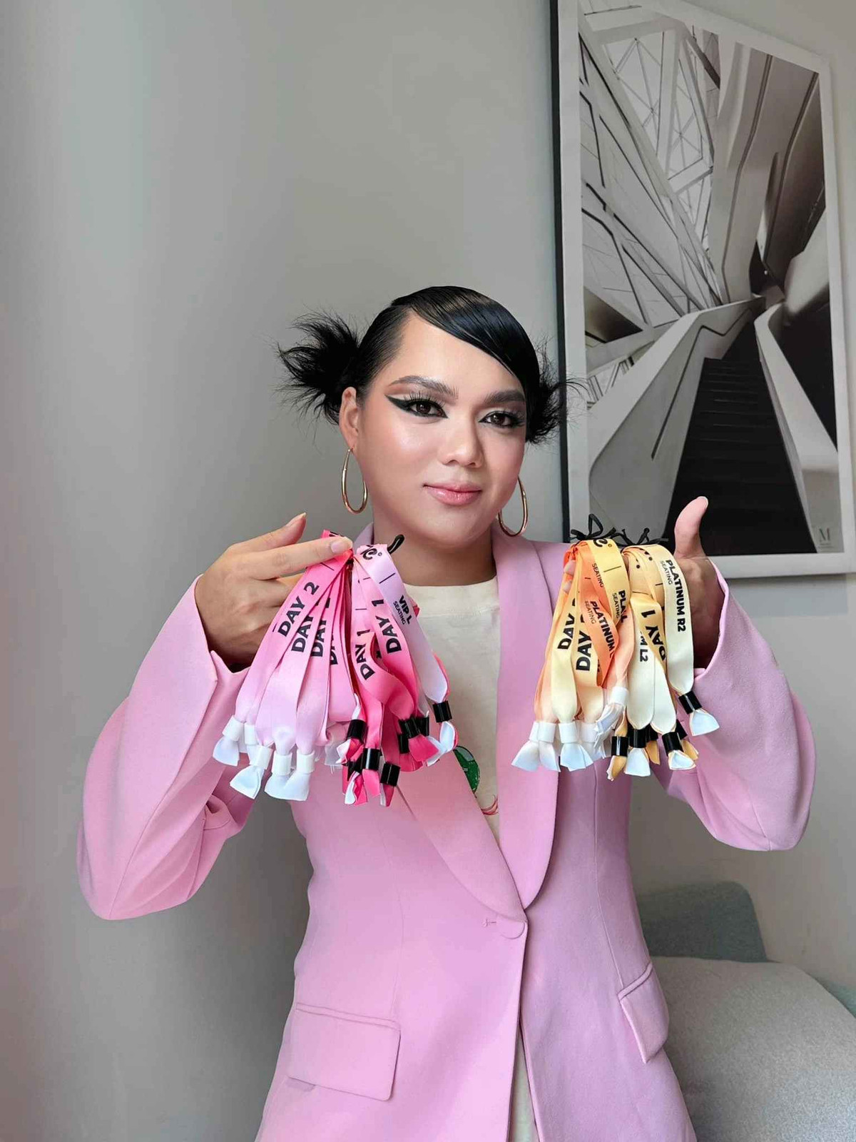 Trước đó, Phạm Thoại khiến nhiều người khó hiểu mỗi lần lên đồ trong các sự kiện lớn.