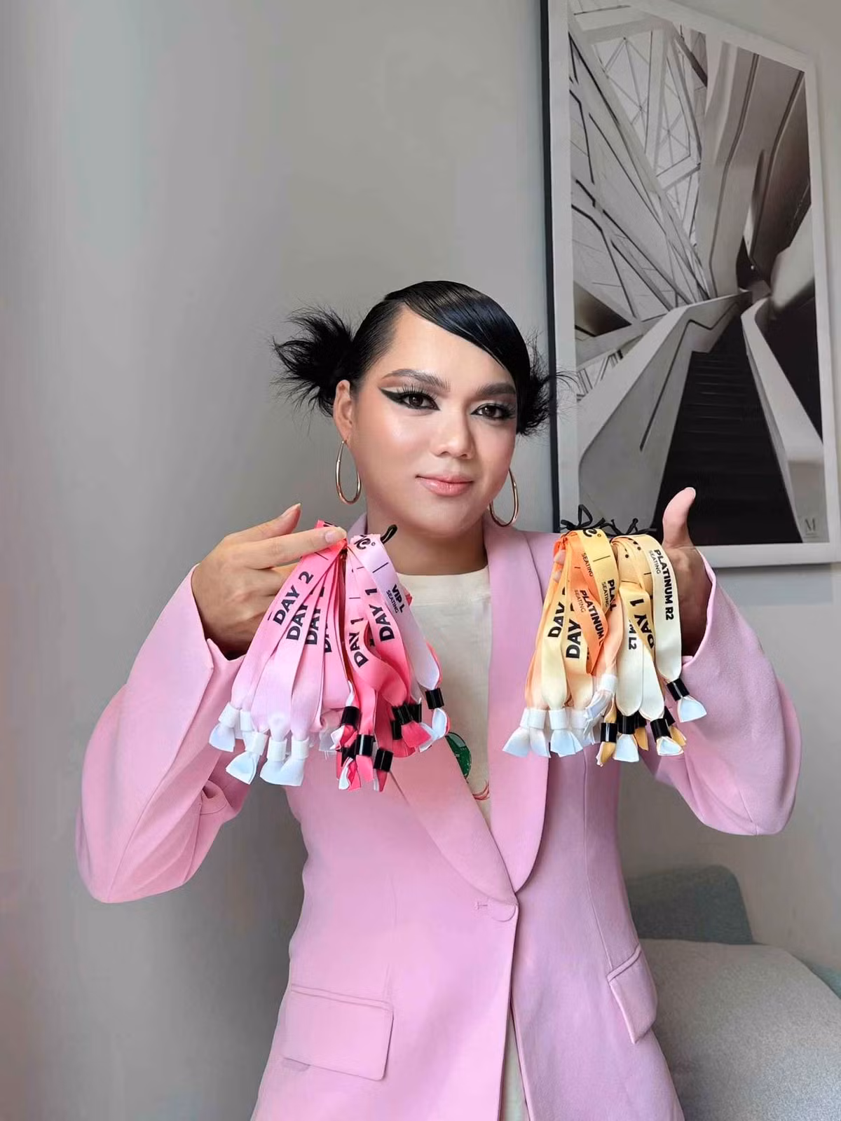 Trước đó, Phạm Thoại khiến nhiều người khó hiểu mỗi lần lên đồ trong các sự kiện lớn.