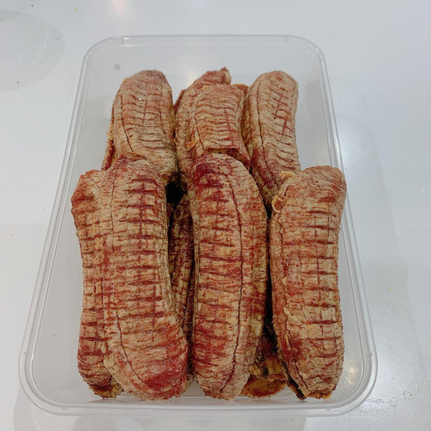 Chắc không được đi ăn hàng lâu quá nên cô nàng này quyết định kết hợp món chuối sấy mang phong cách steak với độ chín "medium rare".