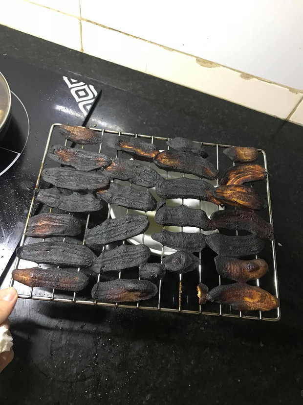 Chẳng hiểu do sai cách làm chuối sấy từ bước nào nhưng thành quả ra thì mang tên "bóng đêm".