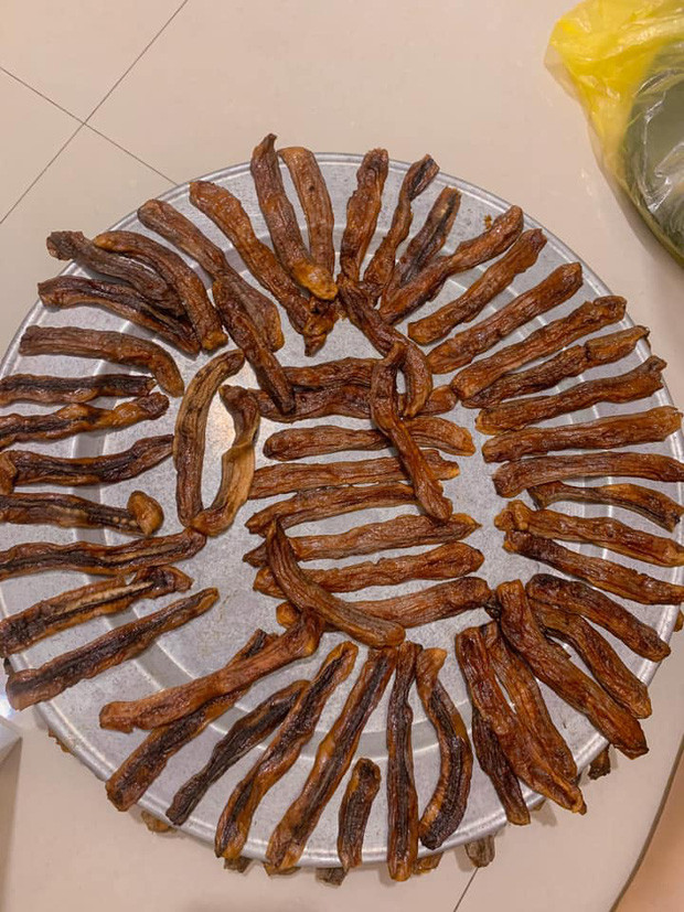 Chuối sấy dạng này nhìn chẳng khác gì khô mực.