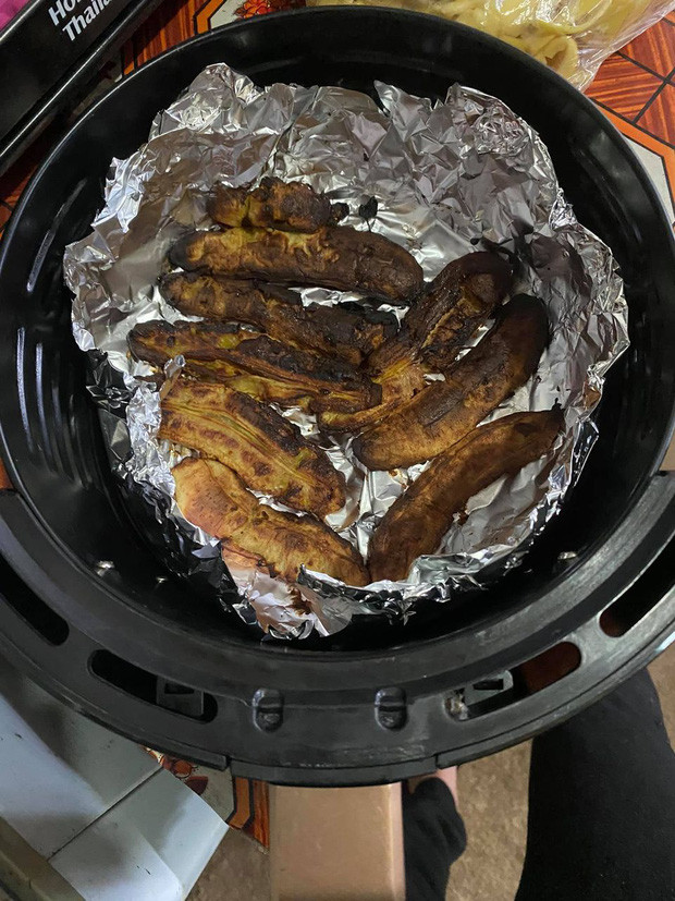 Chưa đến mức "bóng đêm" món chuối sấy này mới chỉ dừng lại ở mức u ám.