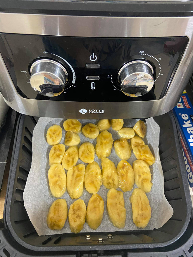 Trong lúc dịch bệnh có diễn biến phức tạp việc ở nhà trở thành lựa chọn được ưu tiên hàng đầu. Và nhờ thế mà nhiều gái đảm đã được dịp trổ tài vào bếp và mới nhất là món chuối sấy khiến thiên hạ lác mắt.