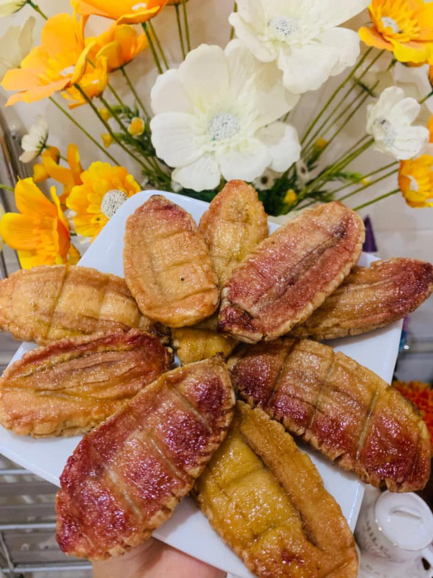 Món chuối sấy chẳng khác gì món mực nướng lụi.