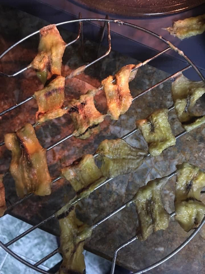 Lời khuyên dành cho các bạn là nếu không biết đặt nhiệt độ bếp làm chuối sấy là bao nhiêu thì hãy mang ra nắng phơi cho xong.