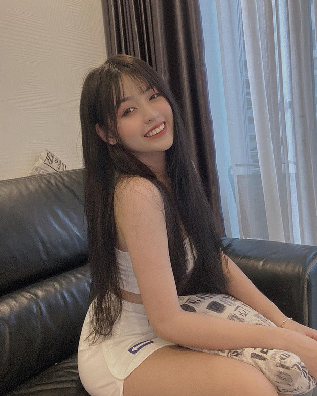 Thanh Tâm - gái xinh nổi tiếng với câu nói "trứng rán cần mỡ/ bắp cần bơ" từng dính 7749 vụ lùm xùm trong đó có cả việc bị tố là "tuesday". Một người đã đăng đàn "bóc" chuyện cô nàng nhắn tin gạ gẫm, qua lại với một chàng trai đã có người yêu.